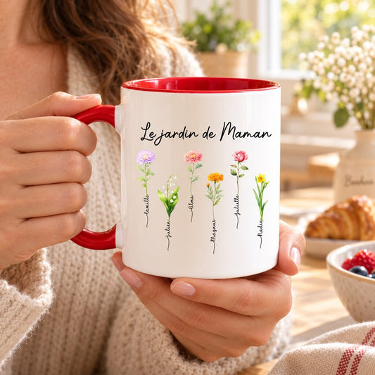 Mug personnalisé maman - Le jardin botanique de Maman, mise en situation chaleureuse, mug au premier plan