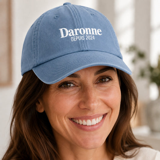 Casquette Daronne bleu pastel portée en trois-quarts en cadrage rapproché