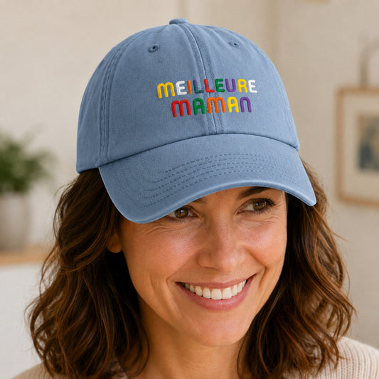 Casquette personnalisée Meilleure maman bleu pastel portée en trois-quarts