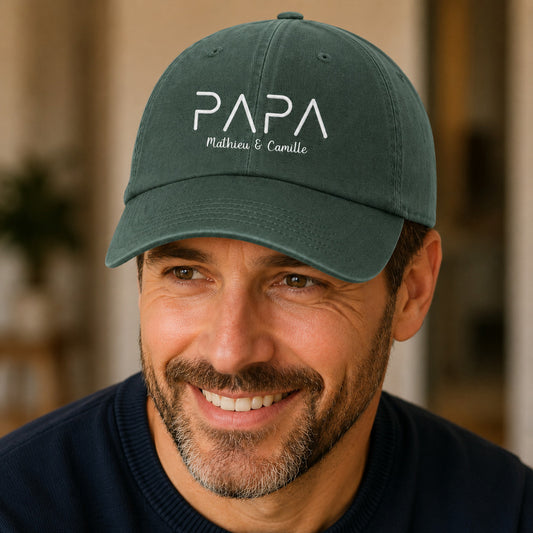 Casquette personnalisée papa PAPA et prénoms forest portée en trois-quarts