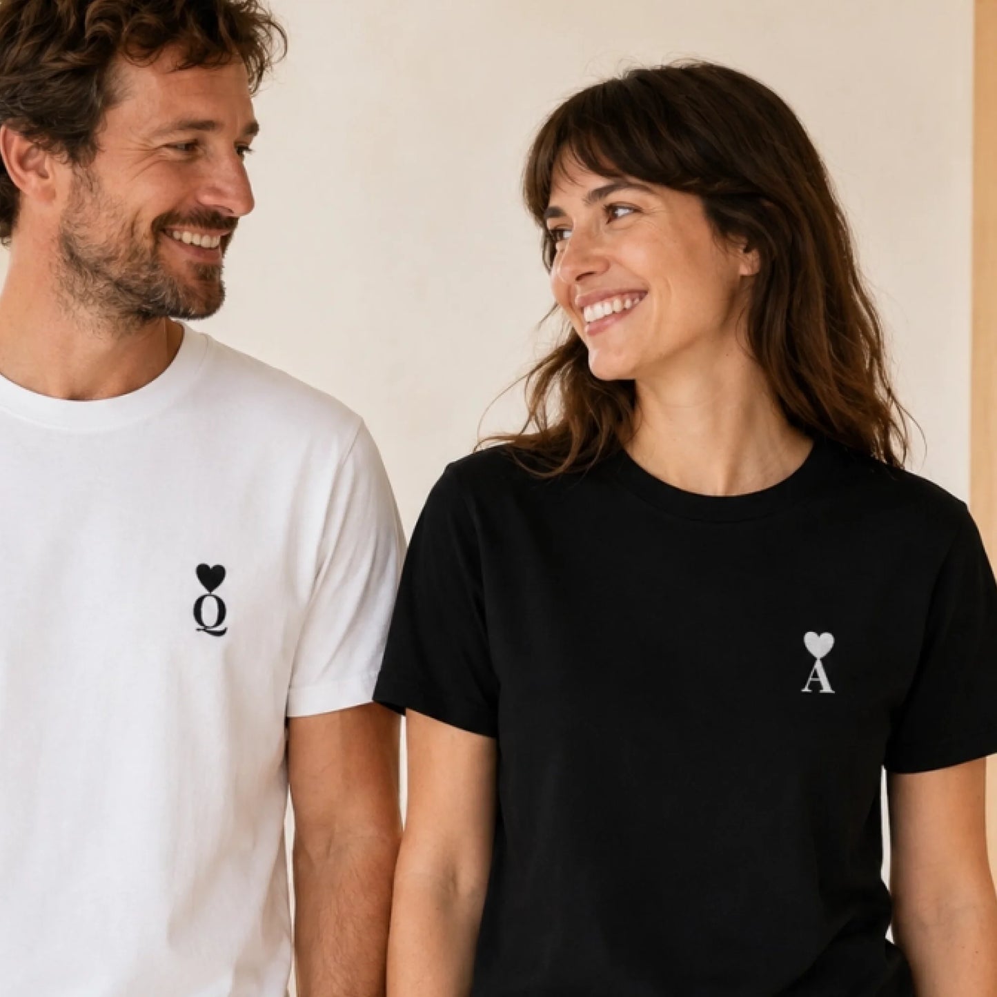 Sweat à capuche personnalisé couple initiale – couple parisien en t-shirts brodés