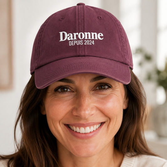 Casquette Daronne Bordeaux portée de face en cadrage rapproché