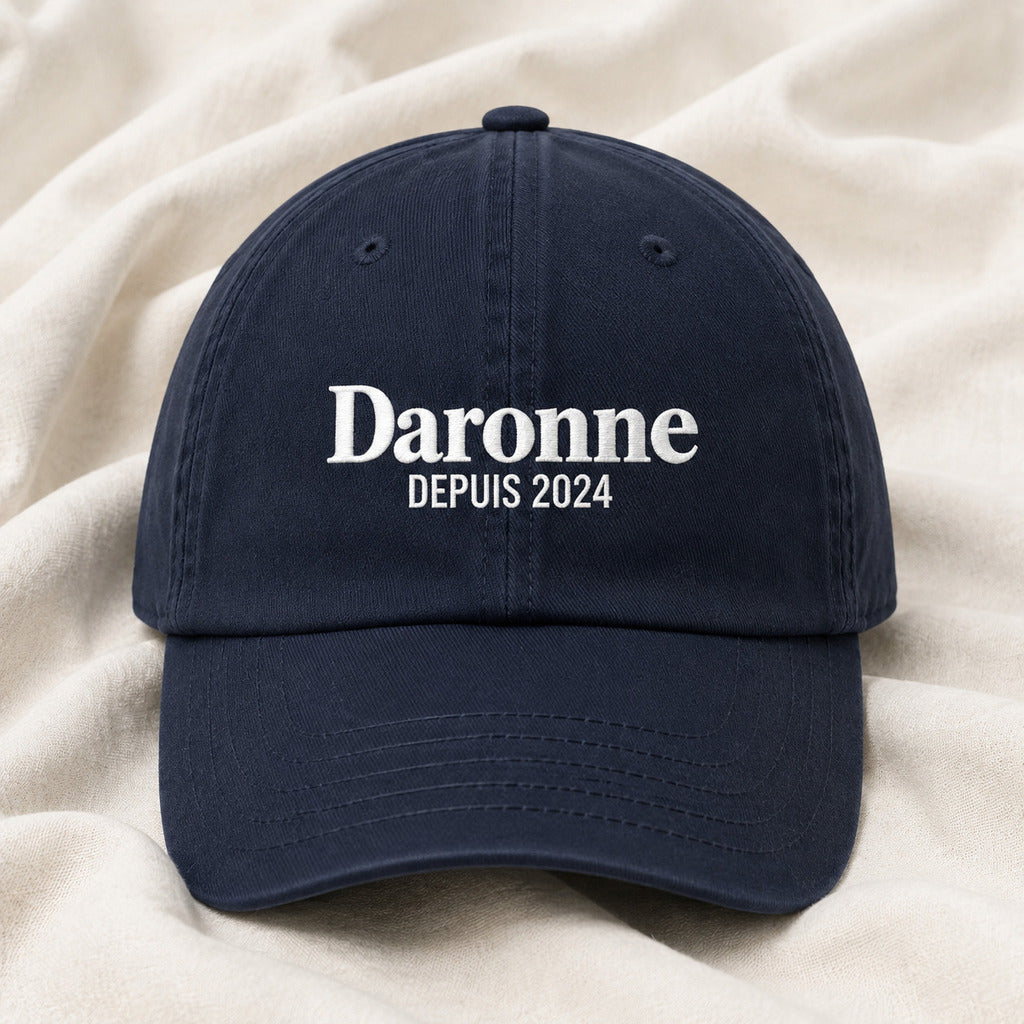 Casquette Daronne marine posée et centrée en cadrage rapproché