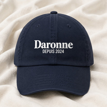 Casquette Daronne marine posée et centrée en cadrage rapproché