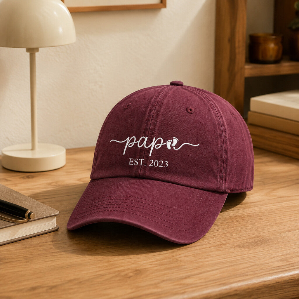 Casquette Futur Papa naissance Bordeaux posée dans un bureau chaleureux