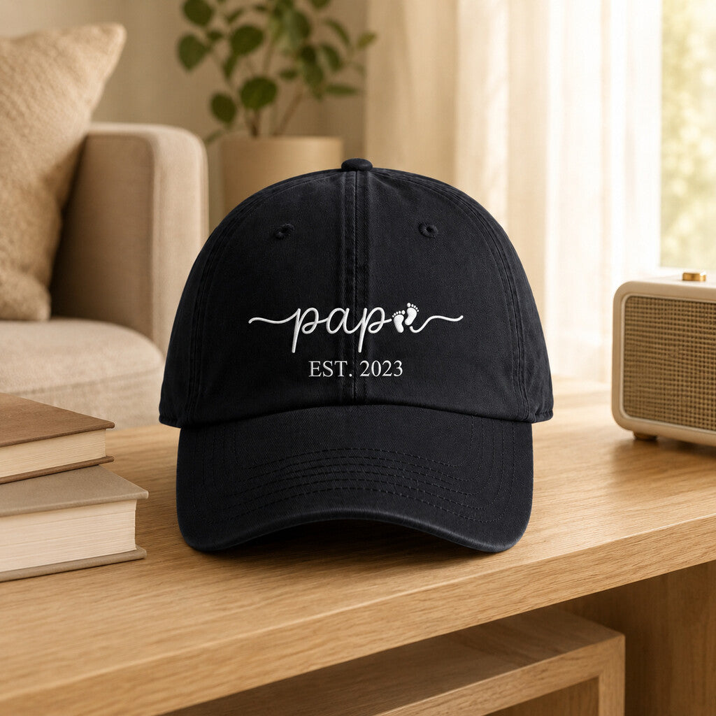 Casquette Futur Papa naissance noire posée dans un salon chaleureux
