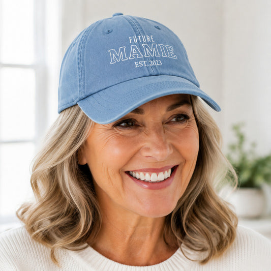 Casquette Future Mamie bleu pastel portée en trois-quarts