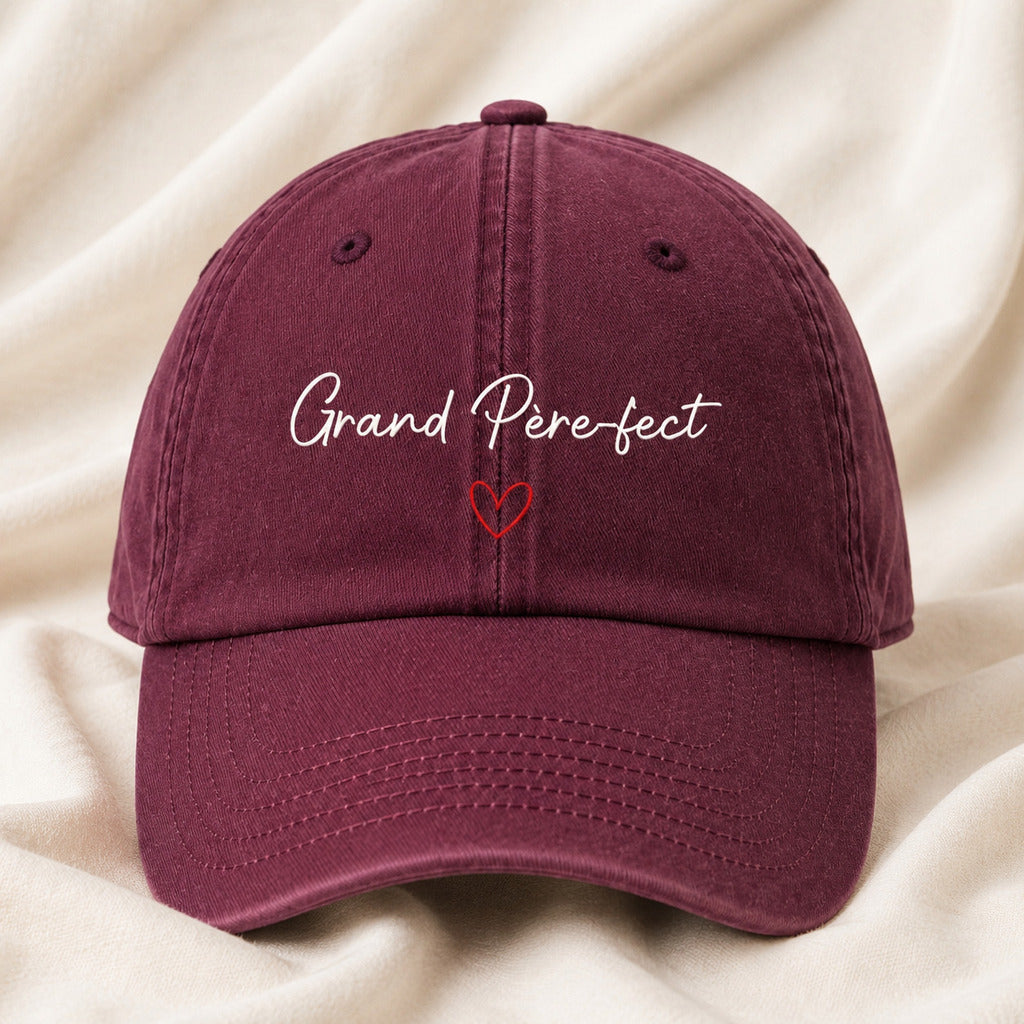 Casquette Grand Père-fect Bordeaux posée et centrée en cadrage rapproché