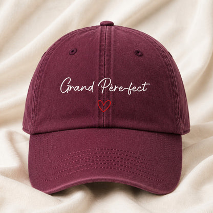 Casquette Grand Père-fect Bordeaux posée et centrée en cadrage rapproché