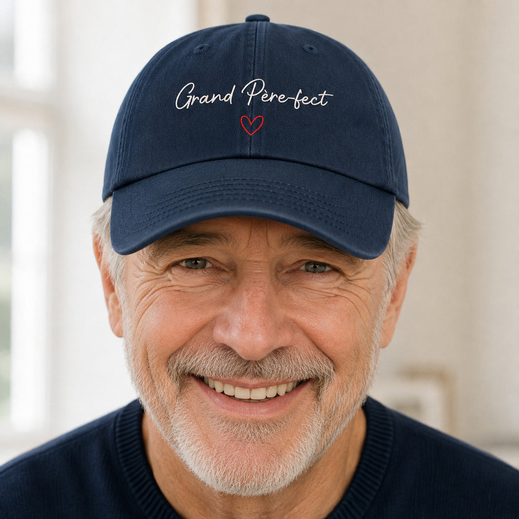 Casquette Grand Père-fect marine portée de face en cadrage rapproché