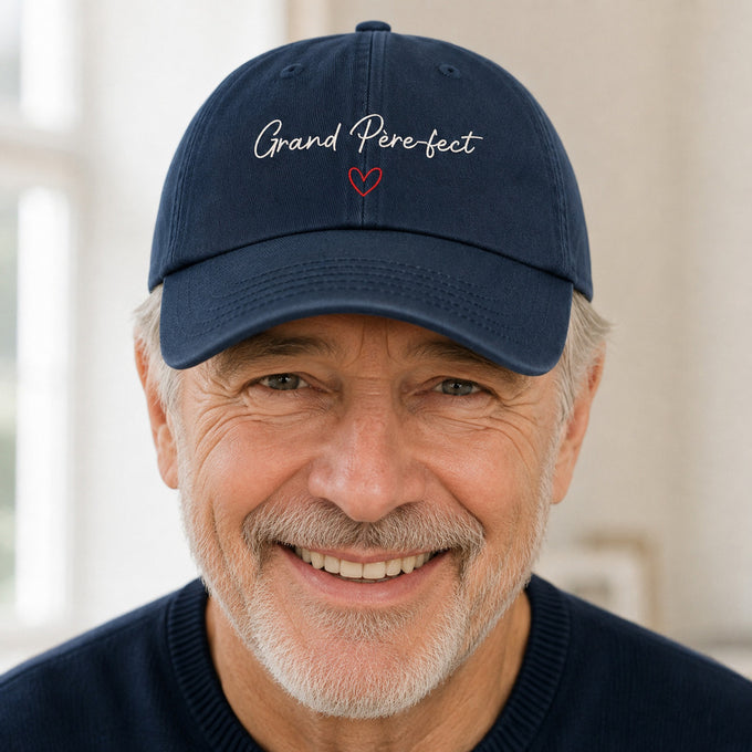 Casquette Grand Père-fect marine portée de face en cadrage rapproché