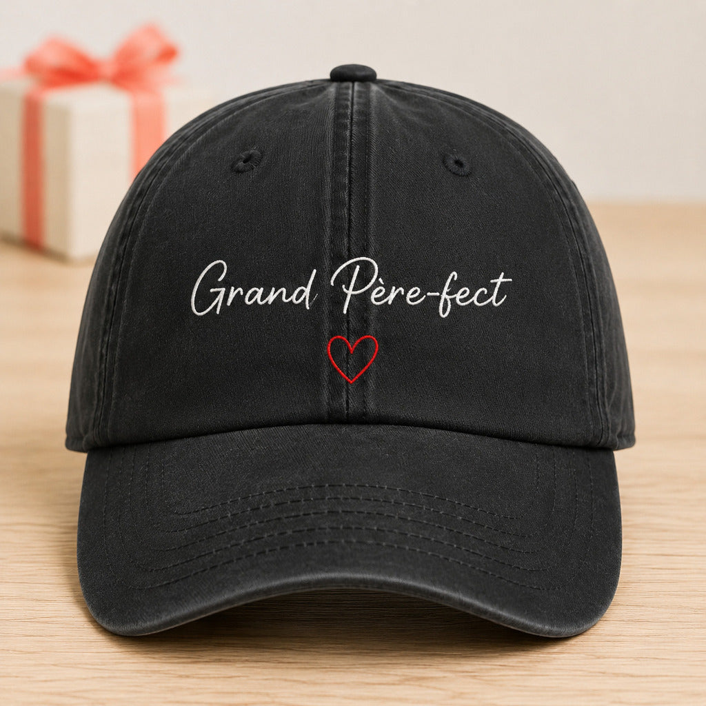 Casquette Grand Père-fect noire posée et centrée en cadrage rapproché