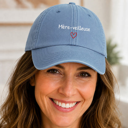 Casquette Mère-veilleuse bleu pastel portée en trois-quarts en cadrage rapproché