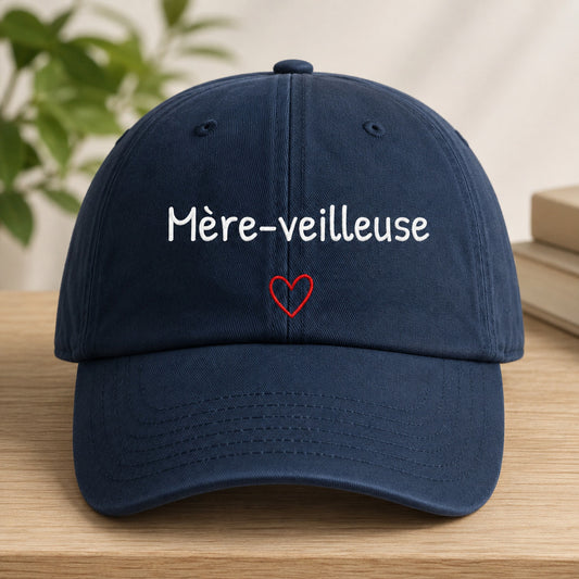 Casquette Mère-veilleuse marine posée et centrée en cadrage rapproché