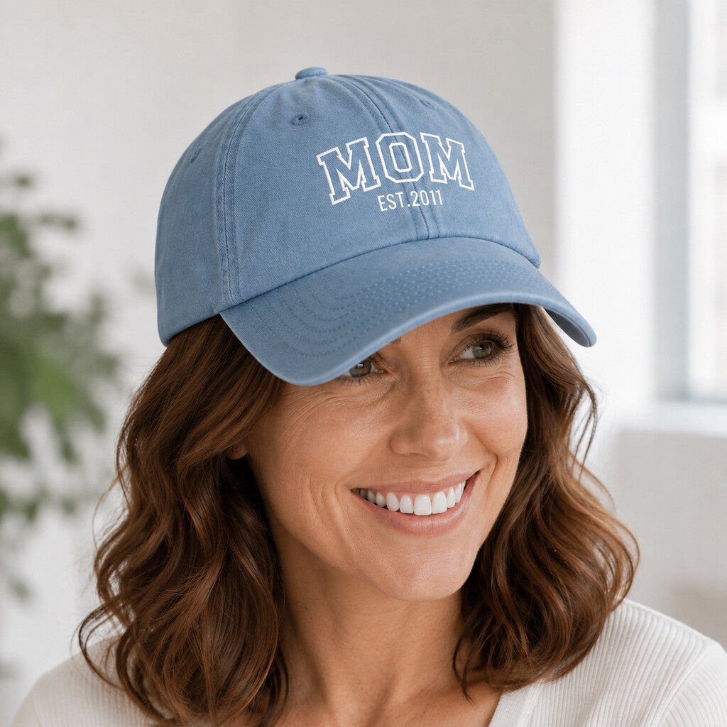 Casquette MOM bleu pastel portée en trois-quarts
