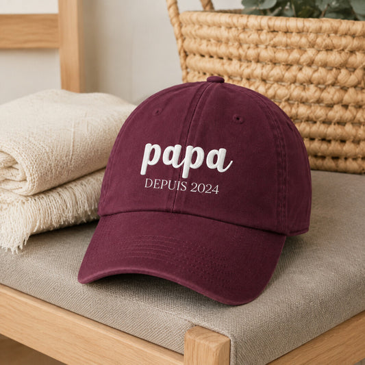 Casquette Papa depuis Bordeaux posée dans une entrée chaleureuse