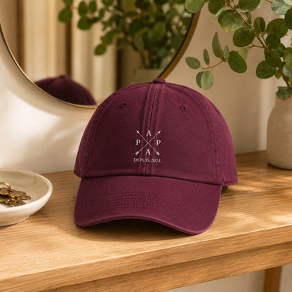 Casquette Papa depuis flèches Bordeaux posée dans une entrée chaleureuse