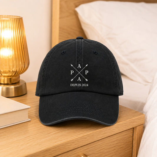 Casquette Papa depuis flèches noire posée dans une chambre chaleureuse