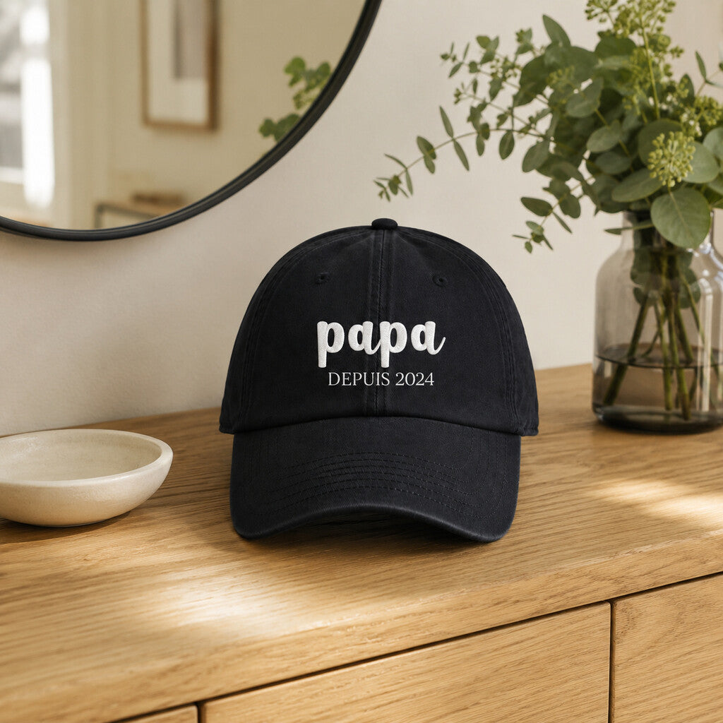 Casquette Papa depuis noire posée sur une console chaleureuse