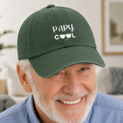Casquette Papy cool Forest portée en trois-quarts en cadrage rapproché