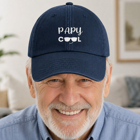 Casquette Papy cool marine portée de face en cadrage rapproché