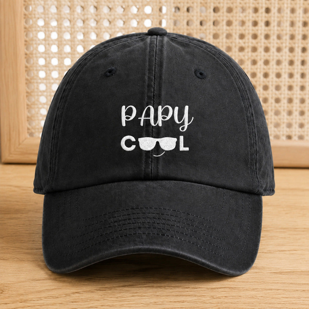 Casquette Papy cool noire posée et centrée en cadrage rapproché