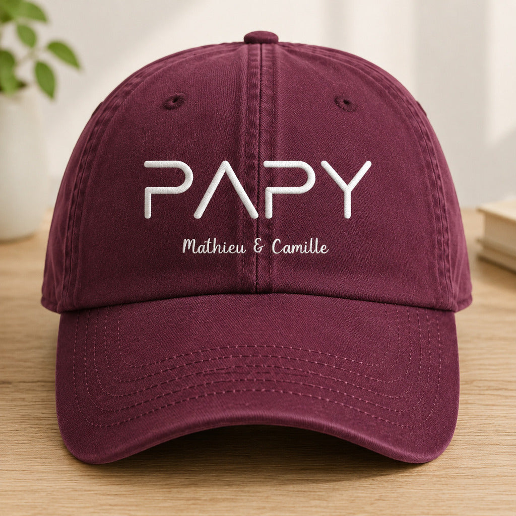 Casquette Papy avec prénoms Bordeaux posée et centrée en cadrage rapproché