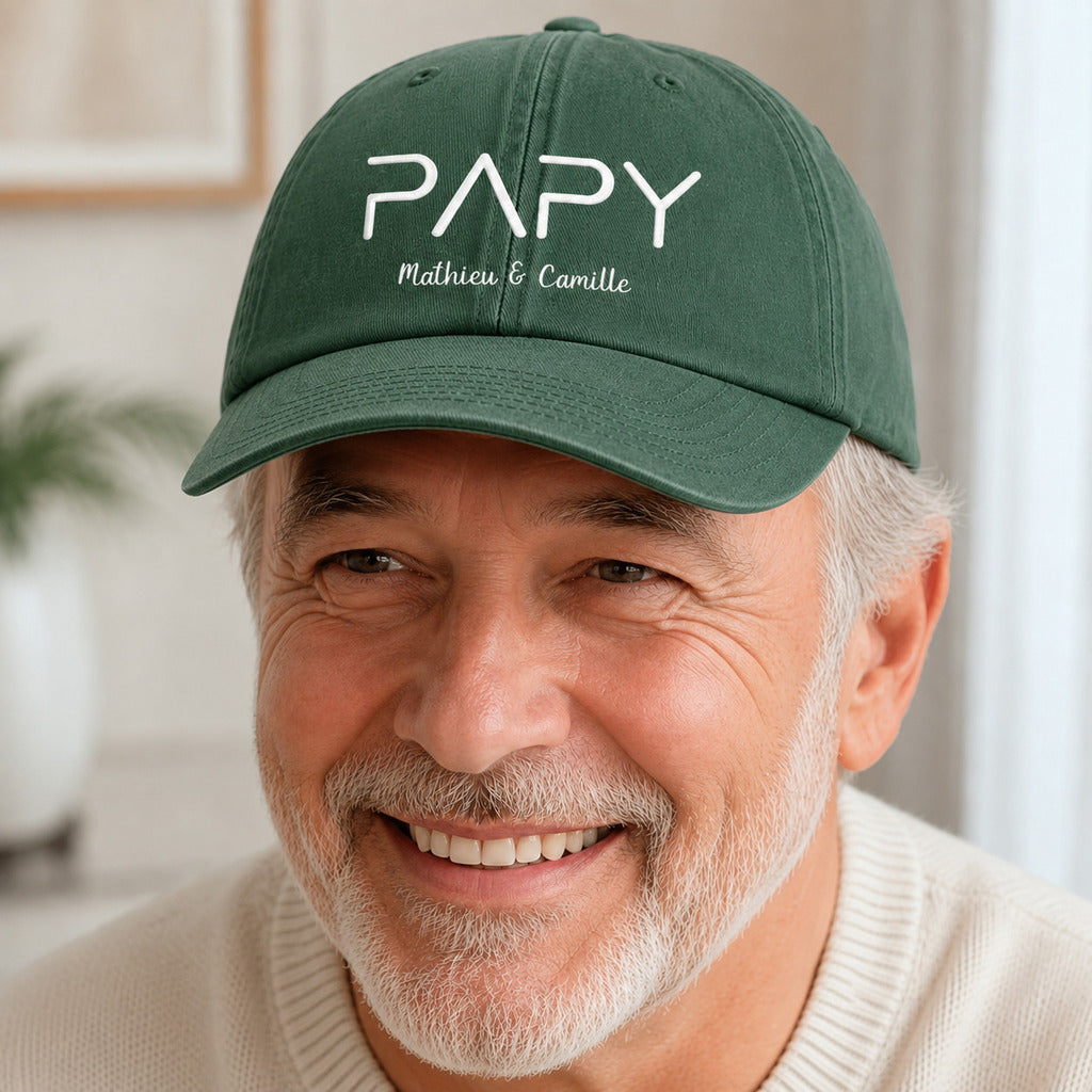 Casquette Papy avec prénoms Forest portée en trois-quarts en cadrage rapproché