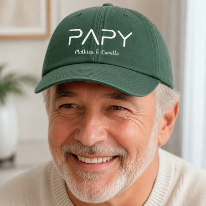 Casquette Papy avec prénoms Forest portée en trois-quarts en cadrage rapproché