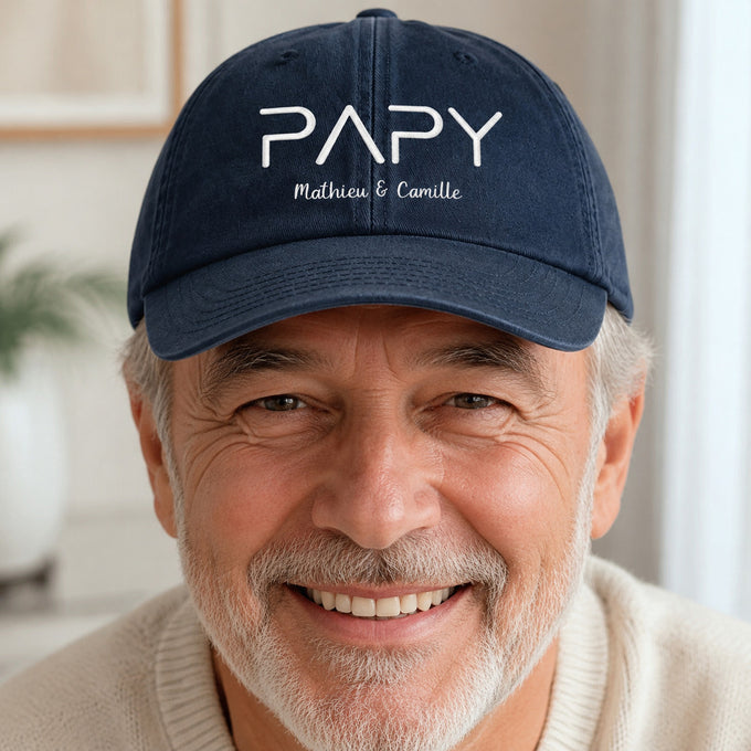 Casquette Papy avec prénoms marine portée de face en cadrage rapproché
