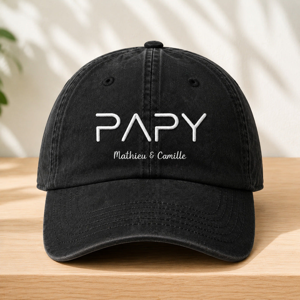 Casquette Papy avec prénoms noire posée et centrée en cadrage rapproché