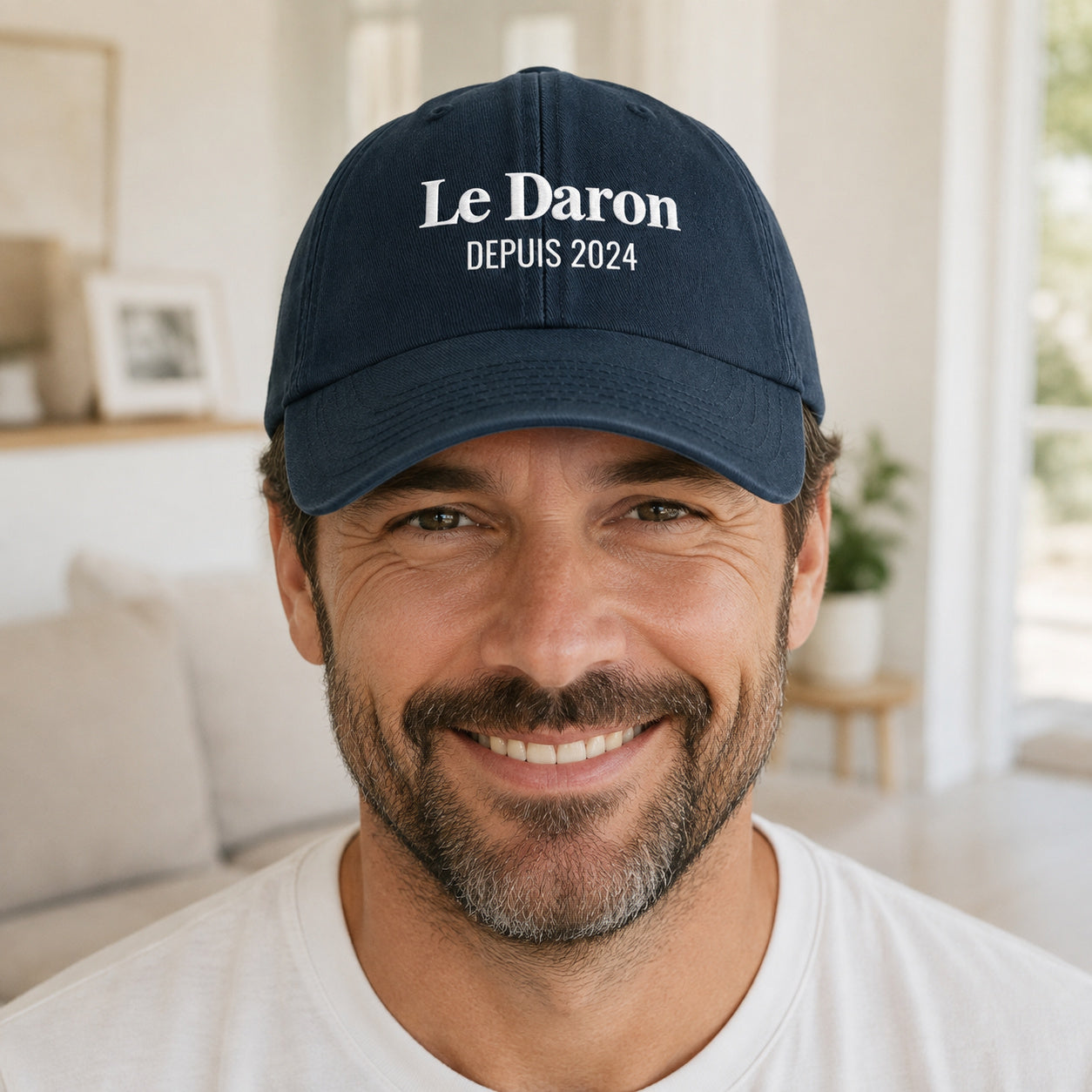 Casquette personnalisée brodée Le Daron portée Marine