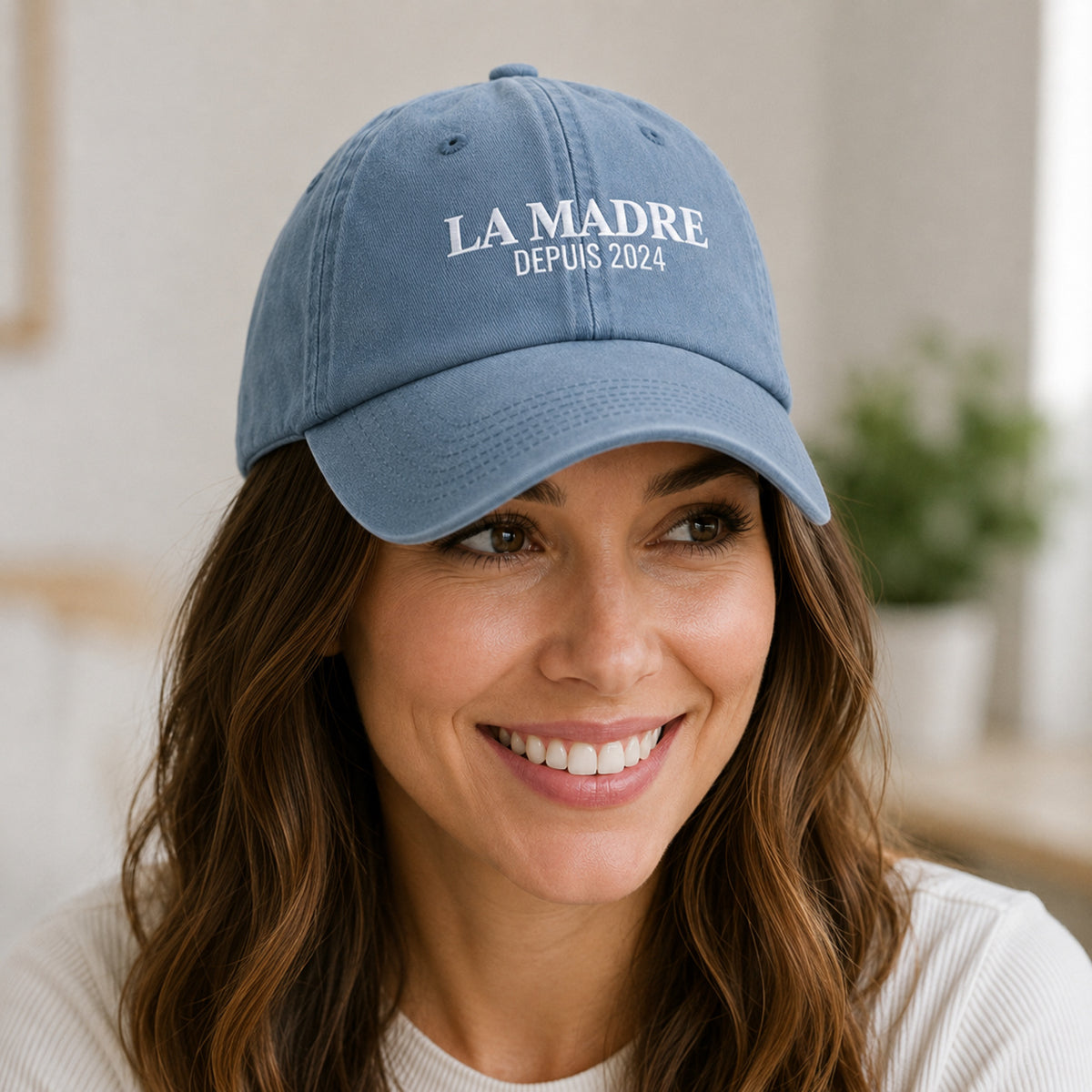 Casquette personnalisée brodée LA MADRE portée Bleu Pastel