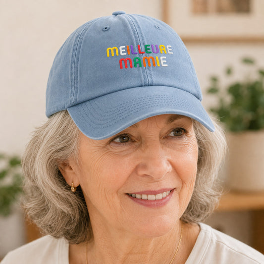 Casquette personnalisée Meilleure mamie bleu pastel portée en trois-quarts