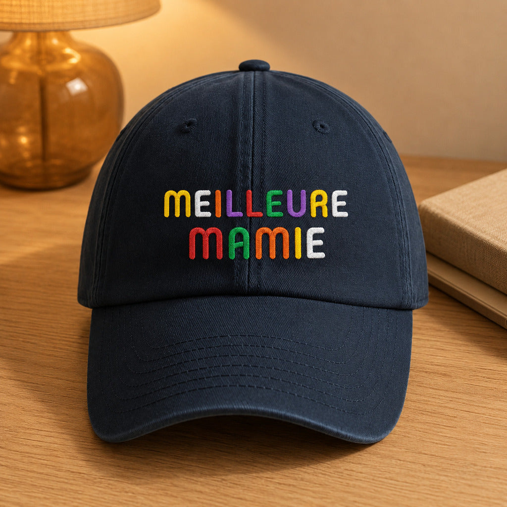 Casquette personnalisée Meilleure mamie marine posée en intérieur