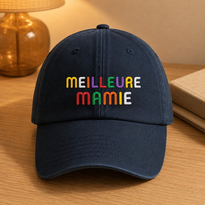 Casquette personnalisée Meilleure mamie marine posée en intérieur