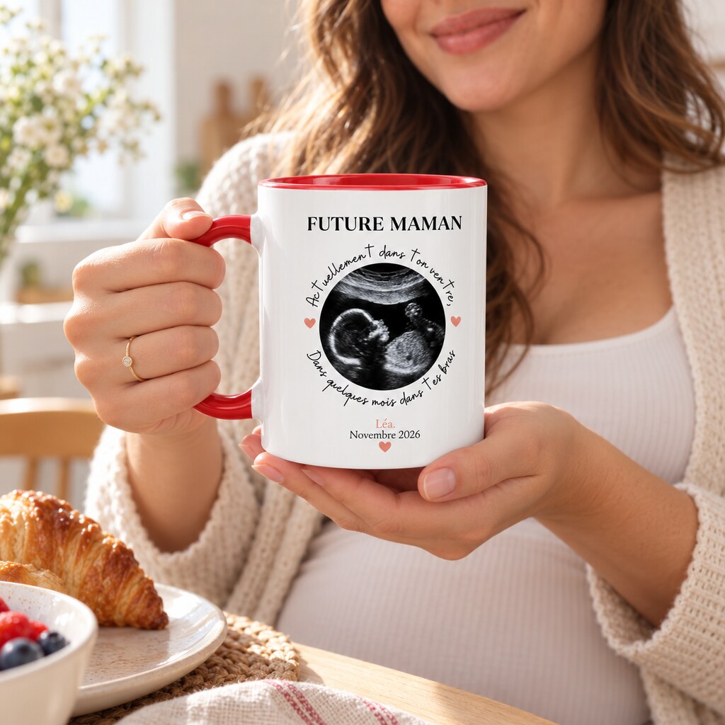 Mug personnalisé maman - Future maman, échographie et date, mise en situation chaleureuse, mug au premier plan