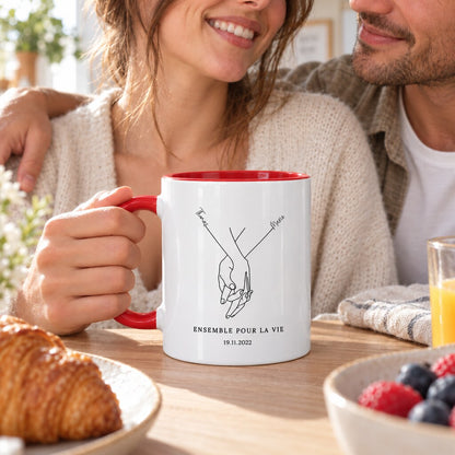 Couple tenant le mug personnalisé Ensemble pour la vie