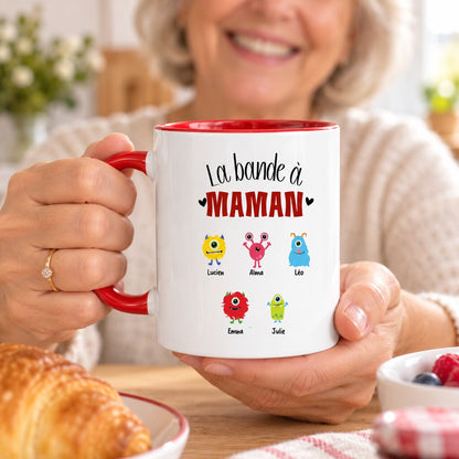 Mug personnalisé maman - La bande à Mamie, mise en situation chaleureuse, mug au premier plan