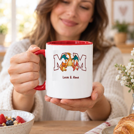 Mug personnalisé maman - MOM et prénoms, mise en situation chaleureuse, mug au premier plan