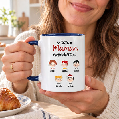 Maman tenant son mug personnalisé Cette maman appartient à