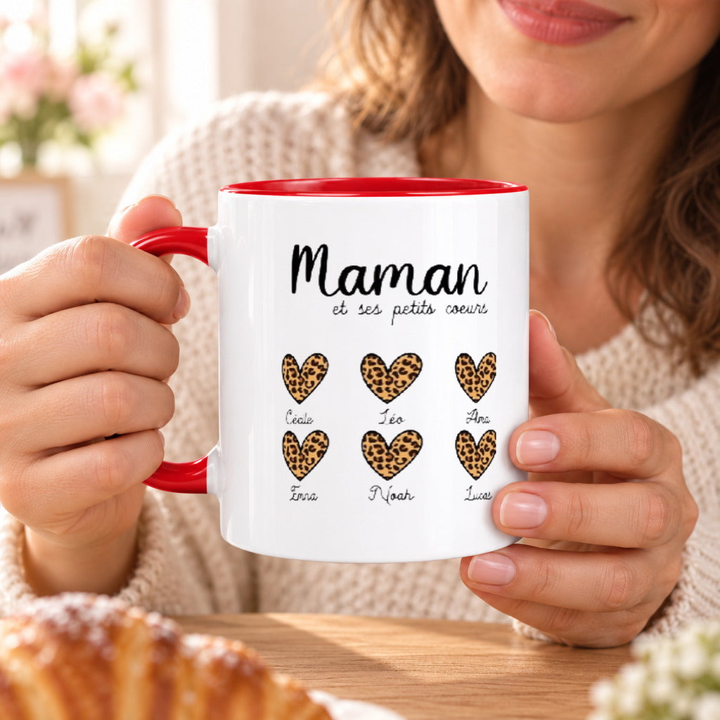Recto du mug Maman et ses petits cœurs avec six prénoms