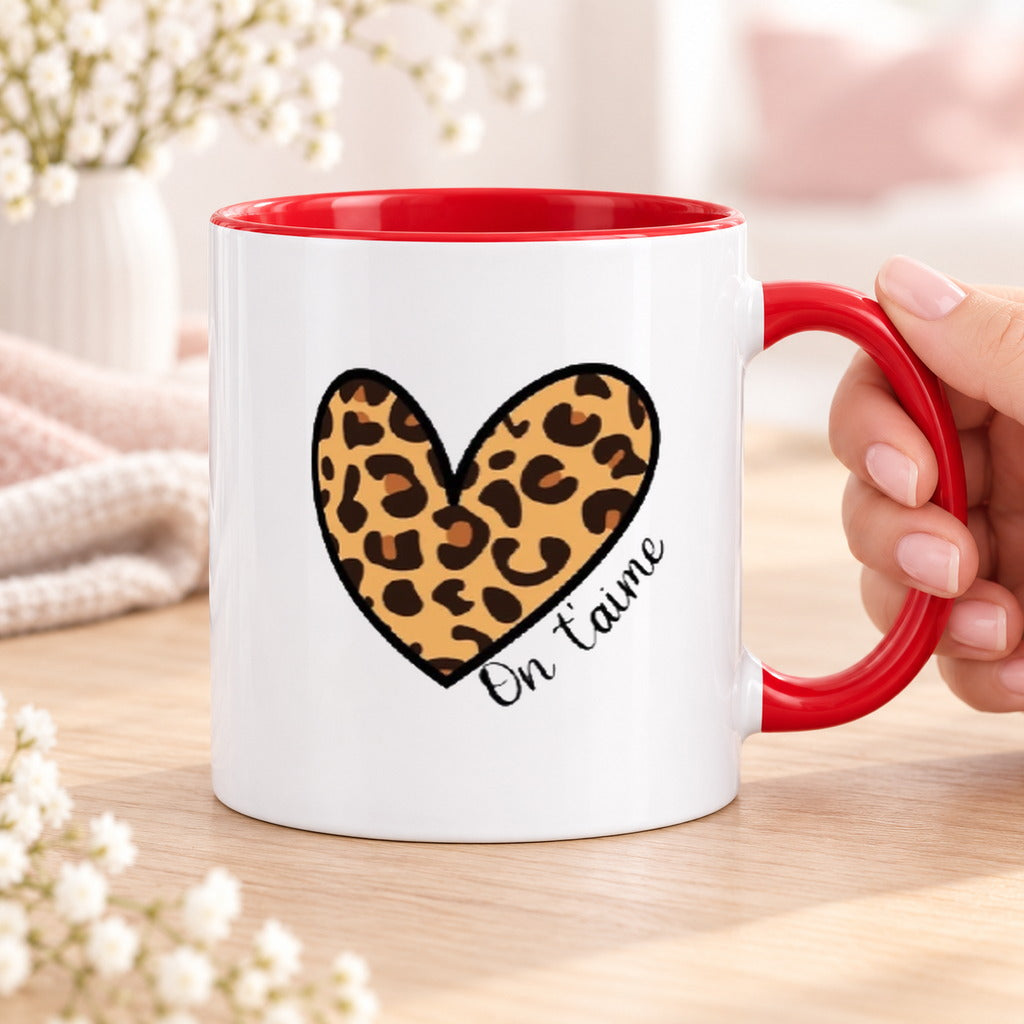 Verso du mug Maman et ses petits cœurs avec grand cœur léopard On t’aime