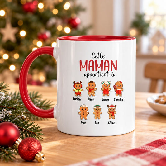 Mug personnalisé maman Sa tribu de Noël posé près du sapin