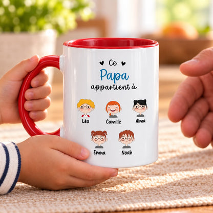 Enfant offrant un mug personnalisé Ce Papa appartient à en gros plan