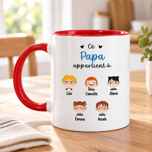 Mug personnalisé papa Ce Papa appartient à posé sur une table en bois