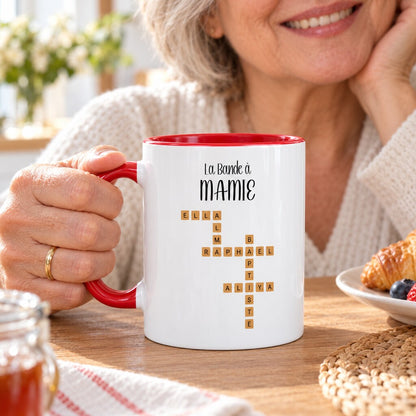 Mug personnalisé maman - Prénoms façon Scrabble, mise en situation chaleureuse, mug au premier plan