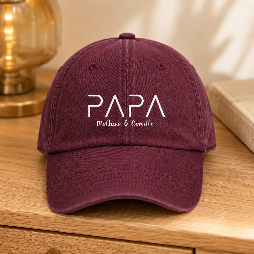 Casquette personnalisée papa PAPA et prénoms bordeaux posée en intérieur