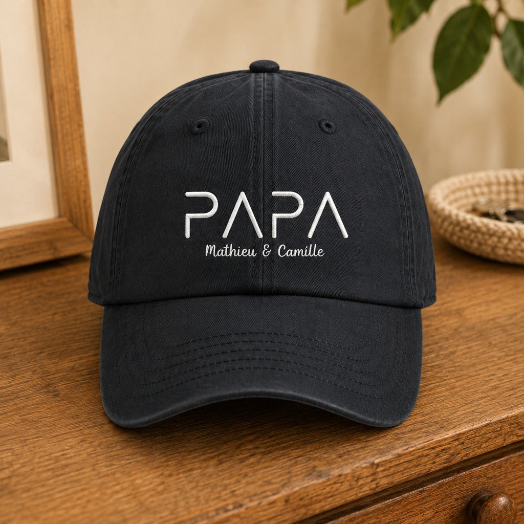 Casquette personnalisée papa PAPA et prénoms noire posée en intérieur