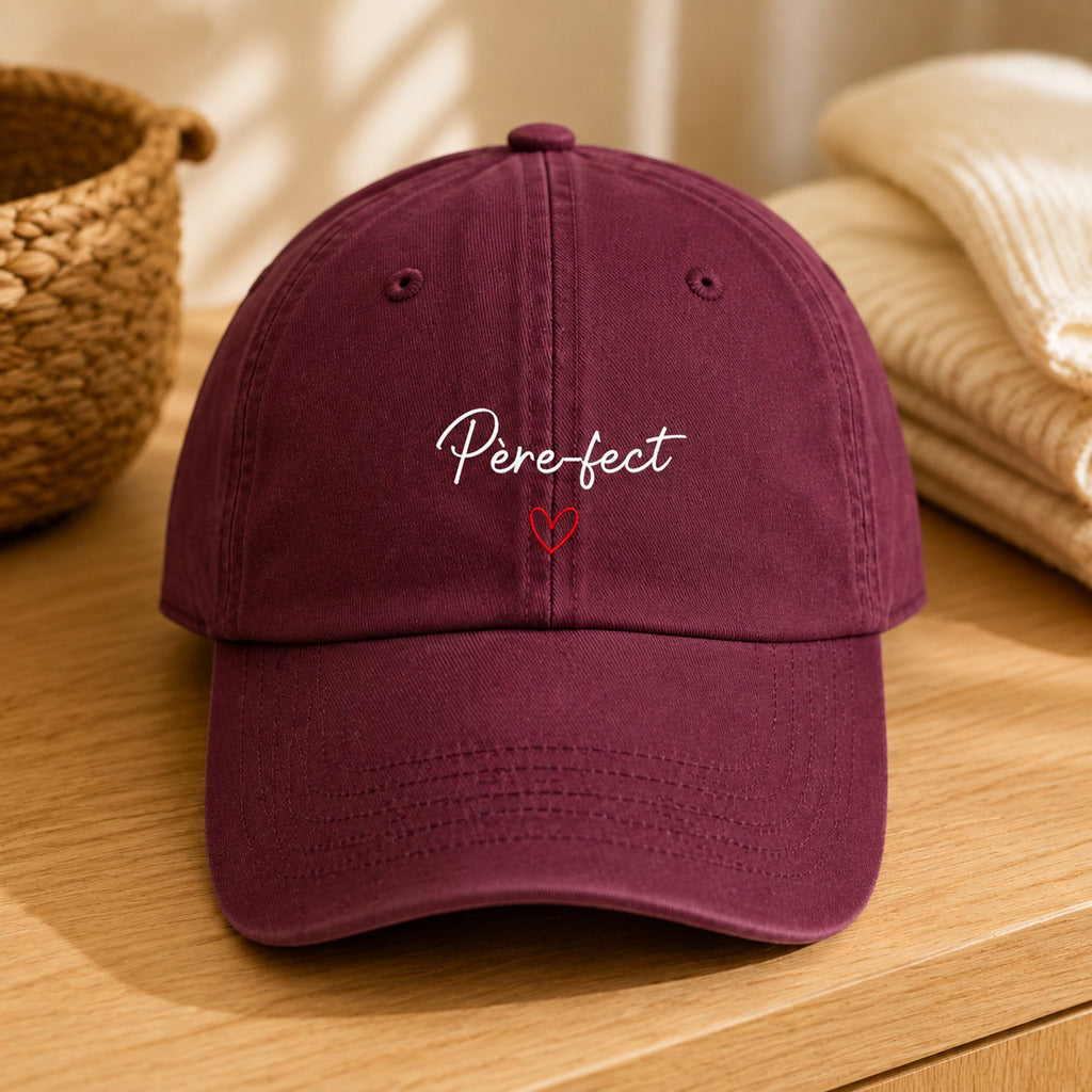 Casquette personnalisée papa Père-fect bordeaux posée en intérieur
